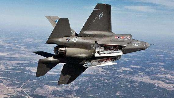 F-35與殲-20，中美頂尖戰(zhàn)機(jī)的對(duì)比研究，中美頂尖戰(zhàn)機(jī)對(duì)決，F(xiàn)-35與殲-20的深度對(duì)比研究