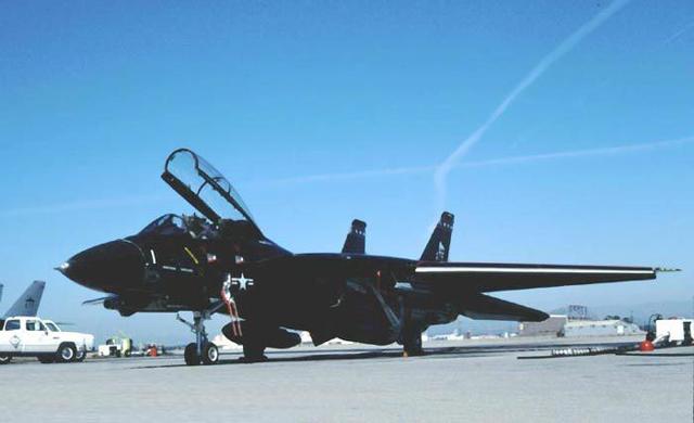 殲-15與F-14，空中巨鷹的對決與對比，殲-15與F-14，空中巨鷹的對決與性能對比