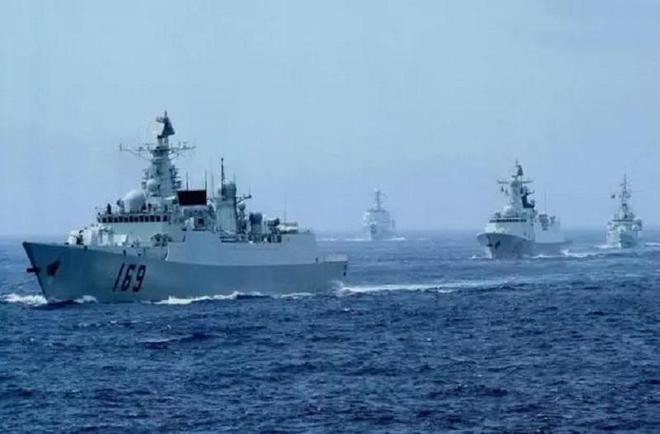 中國海軍艦隊(duì)出海，展現(xiàn)新時代的海洋力量，中國海軍艦隊(duì)出海，彰顯新時代海洋力量風(fēng)采