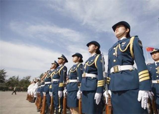 三軍儀仗隊(duì)隊(duì)長(zhǎng)程誠(chéng)，榮耀與擔(dān)當(dāng)?shù)南笳?，三軍儀仗隊(duì)隊(duì)長(zhǎng)程誠(chéng)，榮耀與擔(dān)當(dāng)?shù)牡浞? class=