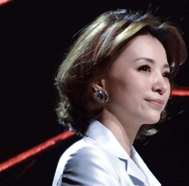 剛剛臺灣出大事董卿主持春節(jié)期間，文化與傳統(tǒng)的交融之美，董卿主持春節(jié)節(jié)目，文化與傳統(tǒng)的交融之美閃耀臺灣