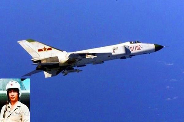 殲15奉命驅(qū)敵外機，空中勇士的榮耀時刻，殲15空中驅(qū)敵，勇士榮耀時刻