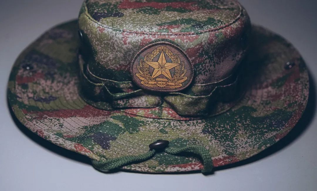 解放軍2017新式軍帽，重塑形象，展現(xiàn)新時(shí)代風(fēng)采，解放軍新式軍帽重塑形象，展現(xiàn)新時(shí)代風(fēng)采風(fēng)采