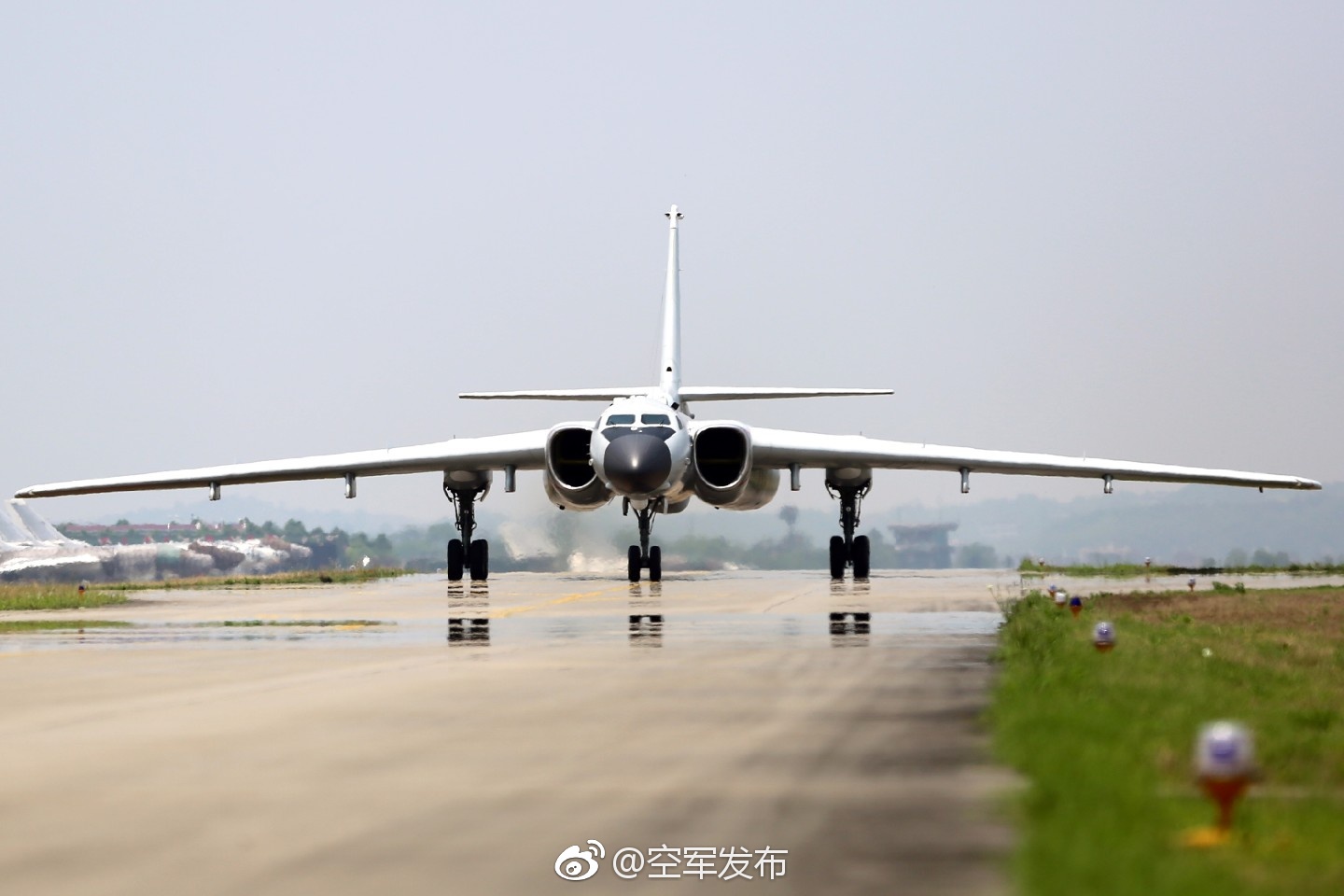中國空軍，翱翔藍(lán)天，鑄就輝煌，中國空軍，藍(lán)天鑄輝煌，翱翔展雄姿
