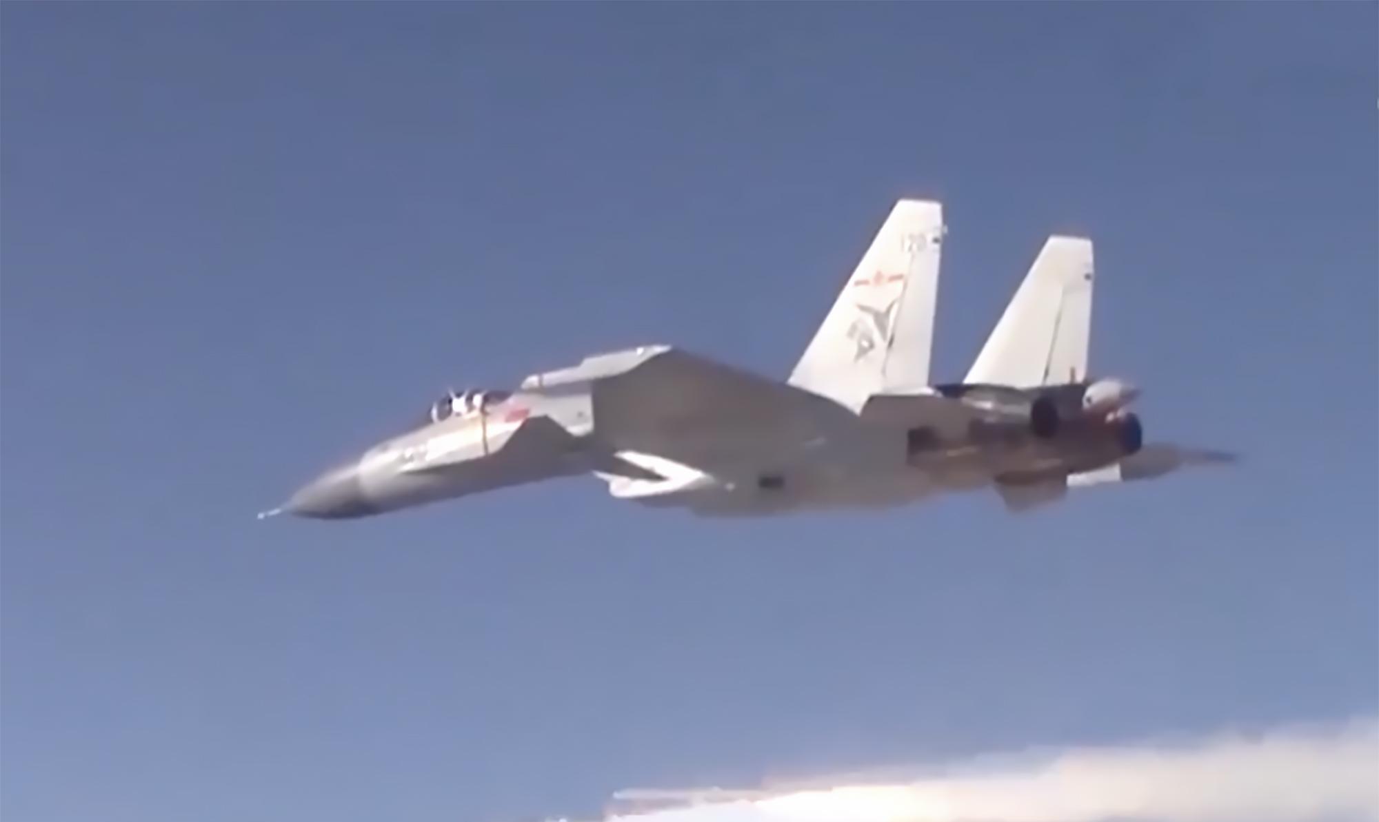 殲-15顯威，驅(qū)離外軍戰(zhàn)機(jī)，捍衛(wèi)國家領(lǐng)空安全，殲-15顯威捍衛(wèi)領(lǐng)空安全，驅(qū)離外軍戰(zhàn)機(jī)保國家安全