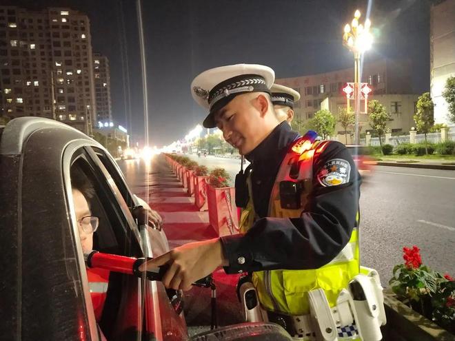 關(guān)于為什么還不更換99式警服的探討，為什么至今仍未更換99式警服，深度探討原因與影響