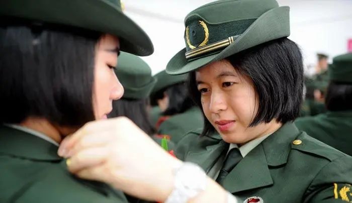 中國(guó)武警女兵單人圖片，展現(xiàn)新時(shí)代巾幗英雄的風(fēng)采，中國(guó)武警女兵風(fēng)采，新時(shí)代巾幗英雄展現(xiàn)英姿圖片