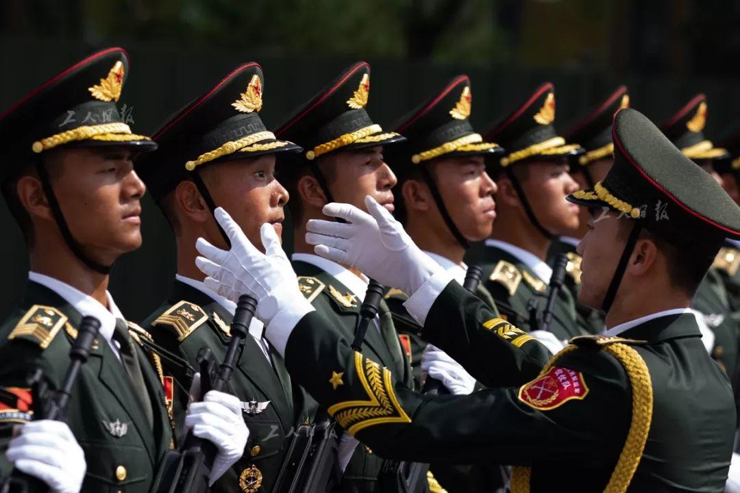 男兵方隊，榮耀與擔(dān)當(dāng)?shù)南笳?，男兵方隊，榮耀與擔(dān)當(dāng)?shù)膽?zhàn)士風(fēng)采展示