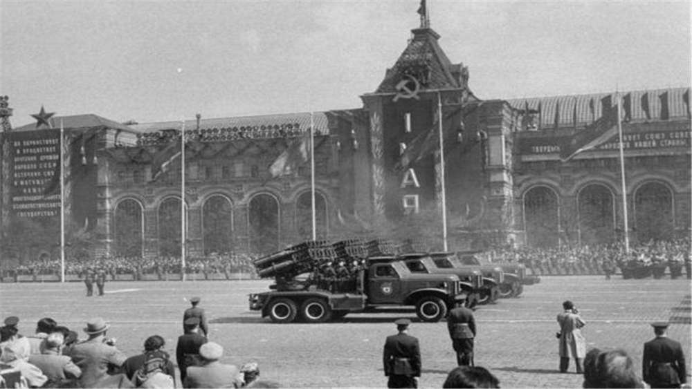 各國(guó)閱兵式中的一排多少人參戰(zhàn)，閱兵儀式與軍事力量的展現(xiàn)，全球閱兵式的軍事力量展現(xiàn)，一排多少人參戰(zhàn)？閱兵儀式揭示軍事力量風(fēng)采