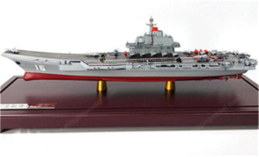 如何形容航空母艦?zāi)Ｐ停蹅ノ⒖s，展現(xiàn)海上霸主風(fēng)采，航空母艦?zāi)Ｐ停⒖s的雄偉，展現(xiàn)海上霸主風(fēng)采