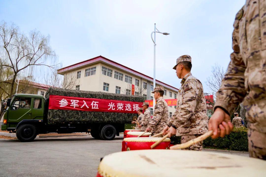 解析2023大專(zhuān)生當(dāng)兵新政策，機(jī)遇與挑戰(zhàn)并存，解析2023大專(zhuān)生當(dāng)兵新政策，機(jī)遇與挑戰(zhàn)并存的時(shí)代