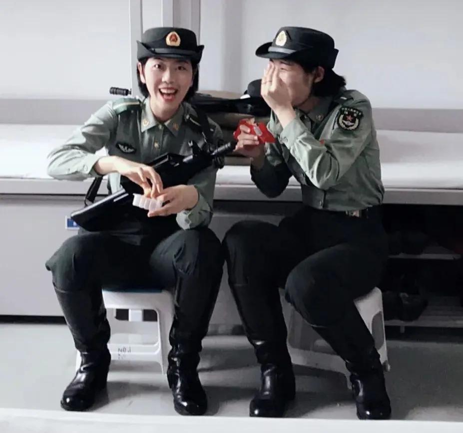 閱兵隊中的女兵，力量與榮耀的象征，閱兵隊中的女兵，力量與榮耀的璀璨象征