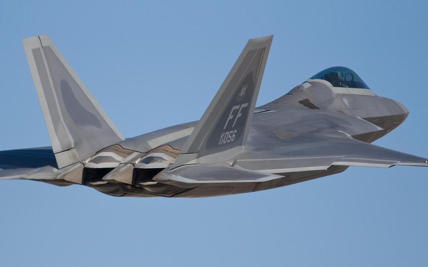 F-22戰(zhàn)機(jī)的獨(dú)特特點(diǎn)，空中霸主的無(wú)與倫比的性能，F(xiàn)-22戰(zhàn)機(jī)，空中霸主的無(wú)與倫比性能揭秘