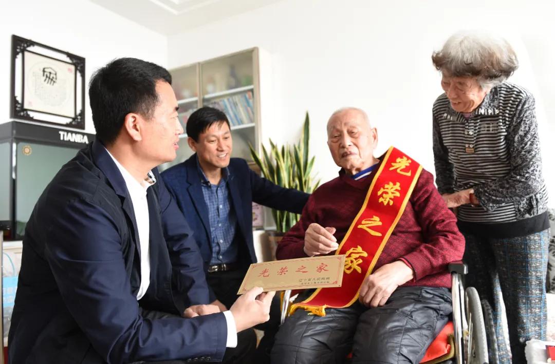 八一勛章與一等功，哪個級別更高？——深度解析并揭秘真相于貼吧，八一勛章與一等功級別對比，深度解析揭秘真相（貼吧熱帖）