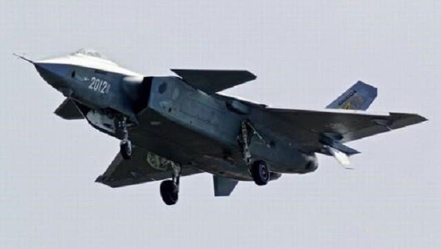 殲-20與F-22，究竟誰(shuí)更強(qiáng)？，殲-20與F-22，誰(shuí)主沉??？空戰(zhàn)實(shí)力大比拼！