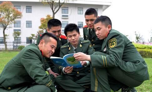 近視能否考軍校，探討與解析，近視考生能否報(bào)考軍校，探討與解析