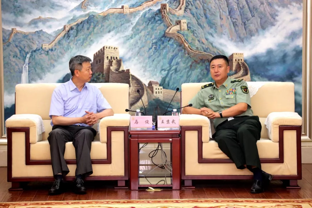 國防大學(xué)校長與書記的職權(quán)比較，誰更大？，國防大學(xué)校長與書記職權(quán)對比，誰掌更大權(quán)力？