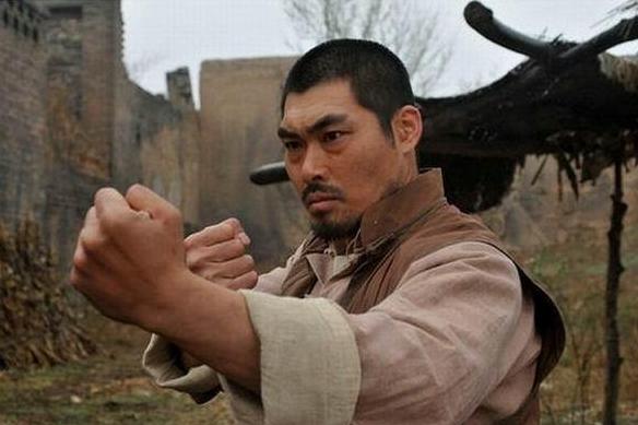 從褲子里拿出一個手榴彈，勇氣與智慧的象征，勇氣與智慧，從褲子里拿出手榴彈的瞬間