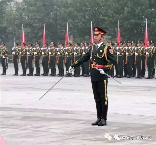 三軍儀仗隊(duì)張震，榮耀與擔(dān)當(dāng)?shù)南笳?，三軍儀仗隊(duì)張震，榮耀的象征，擔(dān)當(dāng)之楷模