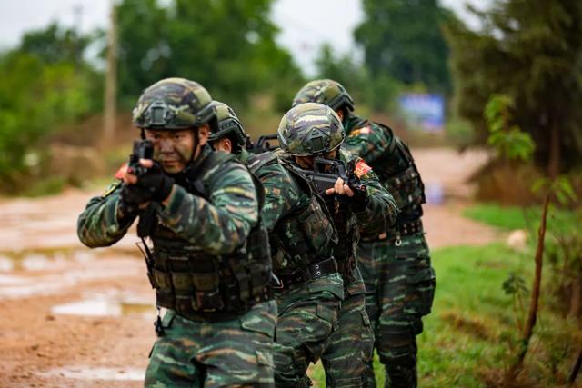 武警去特戰(zhàn)之路，挑戰(zhàn)與機(jī)遇并存，難嗎？，武警特戰(zhàn)之路，挑戰(zhàn)與機(jī)遇并存，難關(guān)重重，勇往直前！