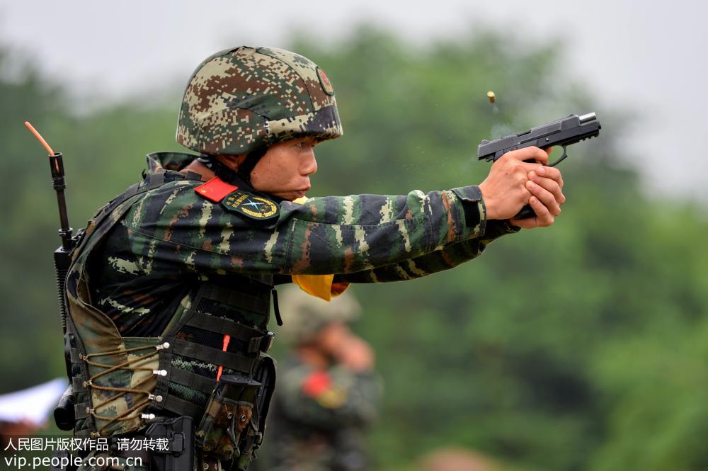 武警特戰(zhàn)衣服圖片，展現(xiàn)特戰(zhàn)隊(duì)員的威嚴(yán)與榮耀，武警特戰(zhàn)隊(duì)員服裝圖片，威嚴(yán)與榮耀的展現(xiàn)