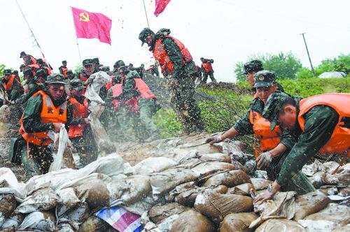 武警與解放軍衣服之美的獨(dú)特視角，武警與解放軍制服之美的獨(dú)特視角賞析