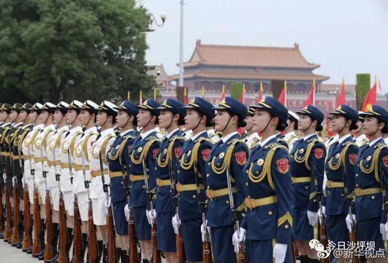 女兵方隊第一排第十名，榮耀與責(zé)任，女兵方隊第一排第十名，榮耀與責(zé)任的見證