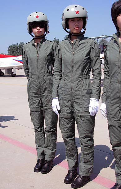 中國空軍飛行員衣服圖片，展現(xiàn)中國空軍風(fēng)采的服飾細(xì)節(jié)，中國空軍飛行員服飾細(xì)節(jié)展現(xiàn)風(fēng)采，飛行員制服圖片一覽