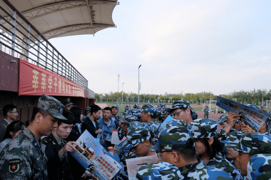 攜筆從戎，參軍報國——青年學(xué)子的責(zé)任與擔(dān)當(dāng)，青年學(xué)子攜筆從戎，擔(dān)當(dāng)參軍報國責(zé)任與使命