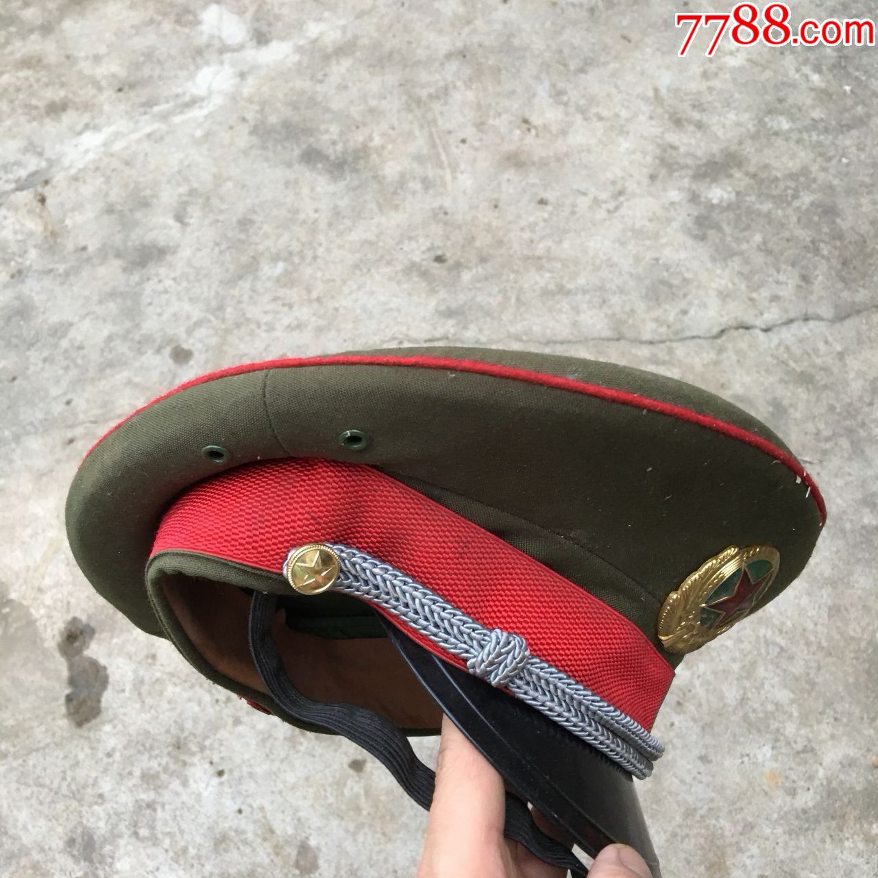 軍官與士官帽子圖片，歷史、象征與差異，軍官與士官帽子詳解，歷史背景、象征意義及差異圖片展示