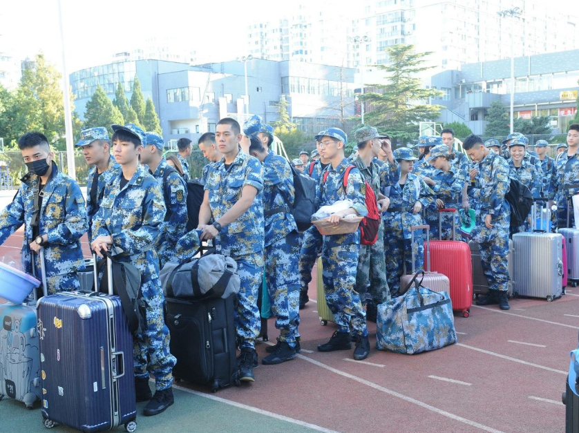 火箭軍換發(fā)新軍服，顏色引爭議，火箭軍新軍服亮相，顏色引發(fā)熱議
