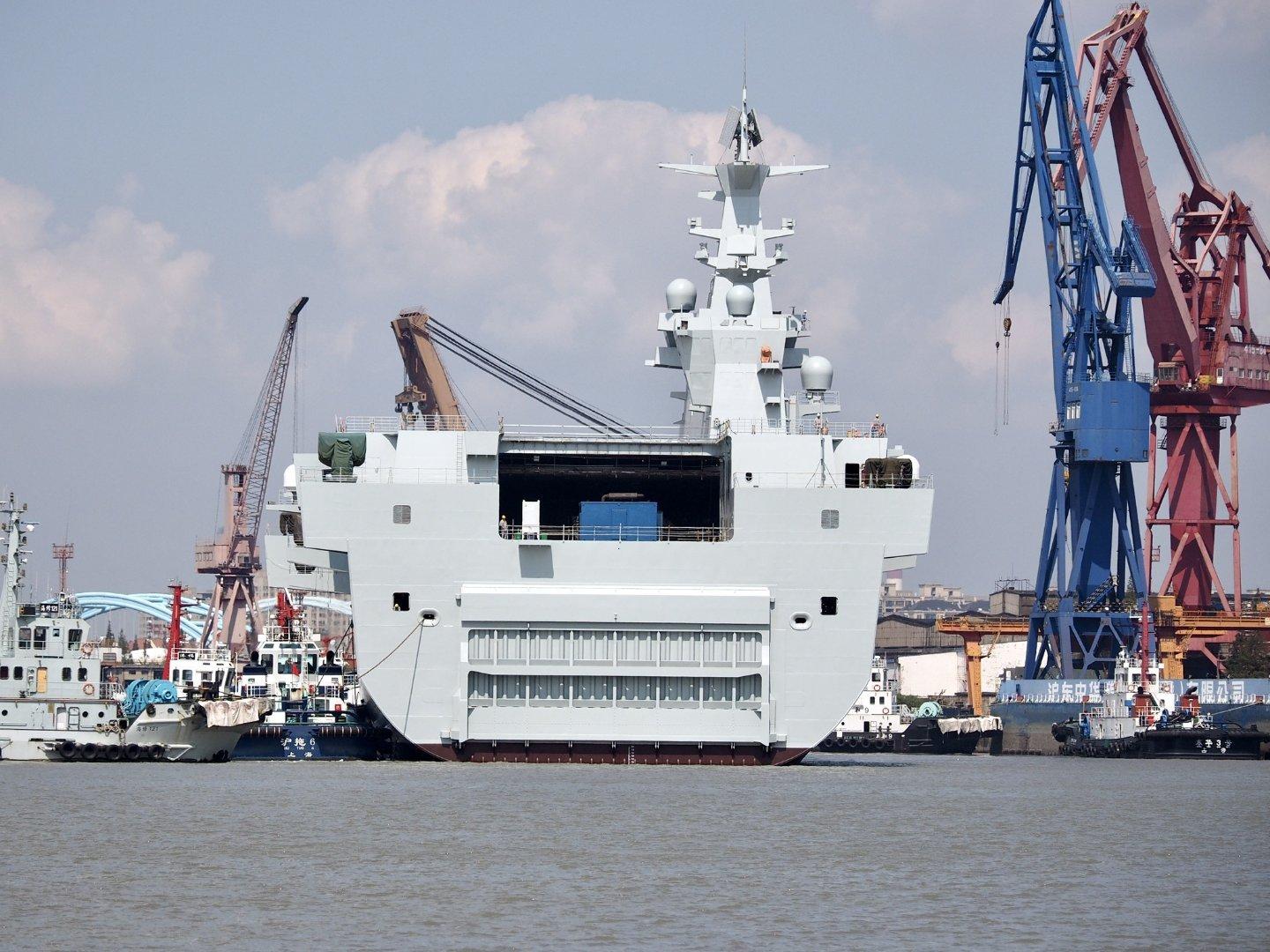關(guān)于中國(guó)海軍新型兩棲攻擊艦——075型艦的直升機(jī)搭載能力分析，中國(guó)海軍新型兩棲攻擊艦075型艦直升機(jī)搭載能力解析
