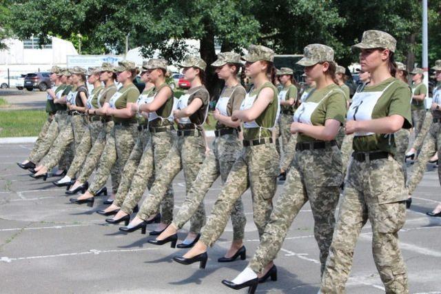 陸軍女兵與高跟鞋，一種軍事裝備的探討，陸軍女兵與高跟鞋，軍事裝備的深度解析