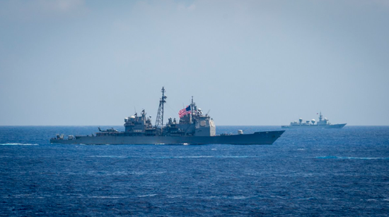 美艦為何能靠近遼寧艦，解析背后的多重因素，美艦靠近遼寧艦背后的多重因素解析