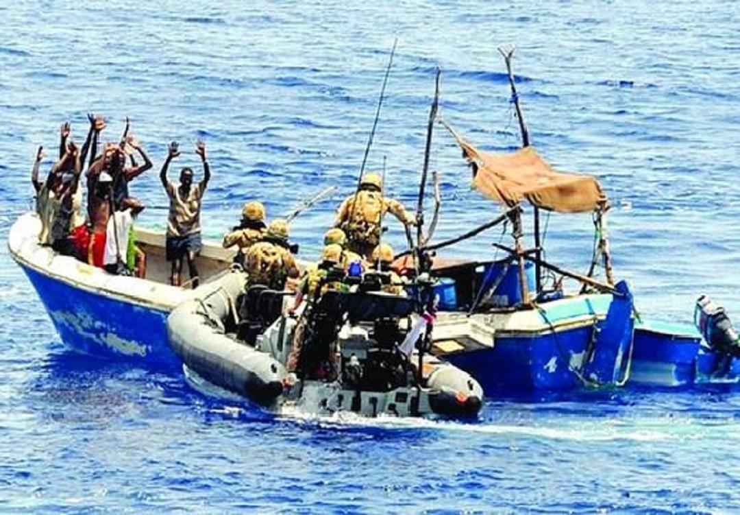 中國海軍的英勇行動，抓住海盜，維護海上安全，中國海軍英勇捉海盜，捍衛(wèi)海上安全