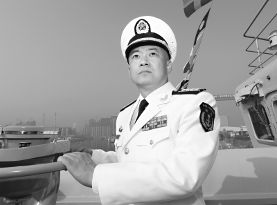 遼寧艦首任艦長張崢的軍銜之路，榮耀與責(zé)任并存，遼寧艦首任艦長張崢的榮耀與責(zé)任之路