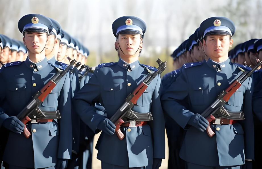 解放軍各軍種軍服顏色的演變與象征意義，解放軍軍服顏色演變與象征意義，各軍種服飾變遷概覽