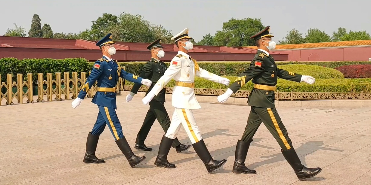 游客跟拍三軍儀仗隊(duì)，榮耀與責(zé)任的瞬間，游客跟拍三軍儀仗隊(duì)，榮耀與責(zé)任時(shí)刻的見證