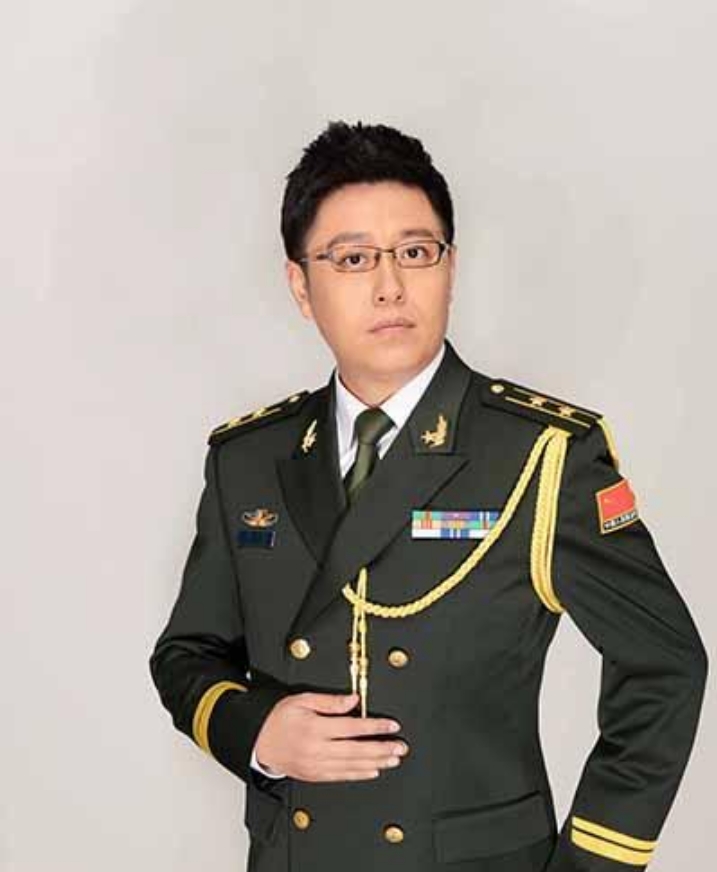 中央軍事頻道主持人的風采，一位優(yōu)秀男主持人的故事，中央軍事頻道優(yōu)秀男主持人的風采與故事