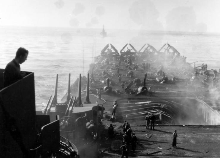 美國(guó)航空母艦遭襲擊，歷史與現(xiàn)實(shí)的交織，美國(guó)航空母艦遭襲擊，歷史與現(xiàn)實(shí)的碰撞