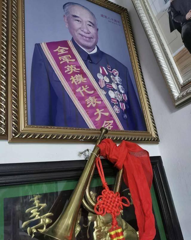 中國(guó)人民志愿軍第一位特等功臣和特級(jí)戰(zhàn)斗英雄——楊根思，楊根思，中國(guó)人民志愿軍首位特等功臣與特級(jí)戰(zhàn)斗英雄