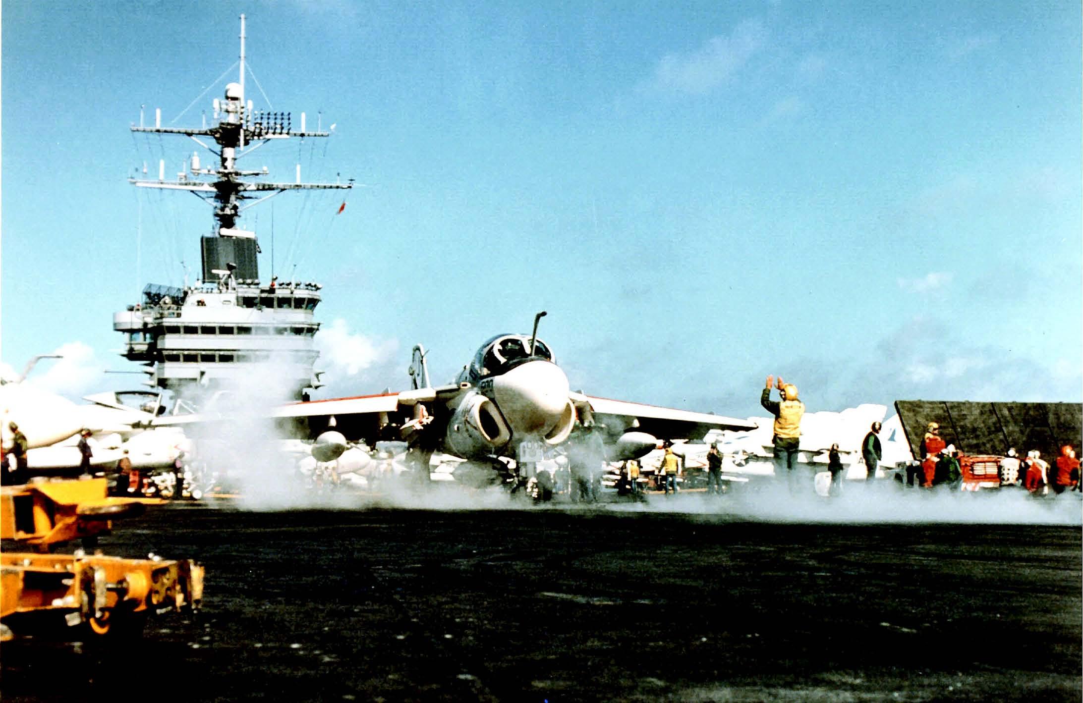 小號手尼米茲號航空母艦模型——探索海洋與天空的完美結(jié)合，小號手尼米茲號航空母艦模型，海洋與天空完美融合的杰作展示