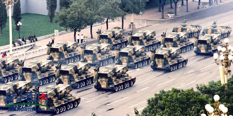 履帶自行榴彈炮方隊(duì)，展現(xiàn)現(xiàn)代化軍事力量的雄姿，履帶自行榴彈炮方隊(duì)，現(xiàn)代化軍事力量的壯麗展示