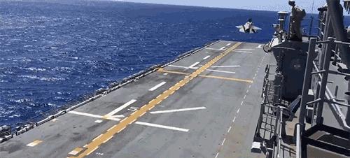 航空母艦，是飛機(jī)還是船？解析其獨(dú)特的身份與功能，航空母艦，空中的巨翼與海洋的霸主，究竟是何身份？