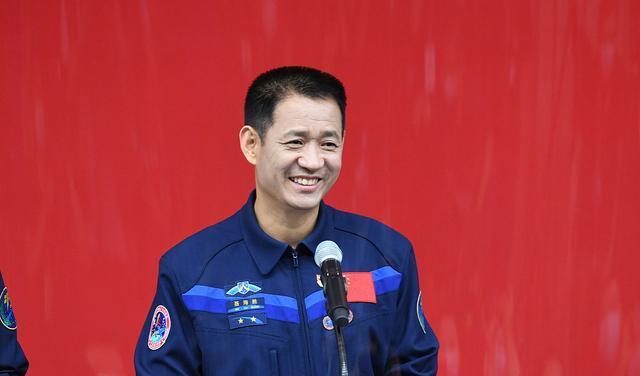 八一勛章個人獎勵，榮譽背后的力量與擔當，八一勛章背后的力量與擔當，榮譽與擔當?shù)碾p重贊歌