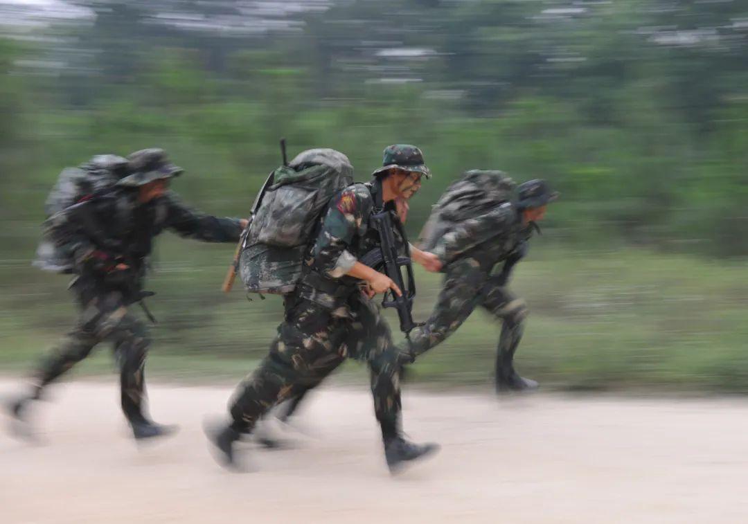 特種兵從高級(jí)獵人學(xué)校畢業(yè)，榮耀與挑戰(zhàn)的交匯點(diǎn)，特種兵榮耀畢業(yè)，挑戰(zhàn)與榮耀交匯的高級(jí)獵人學(xué)校歲月