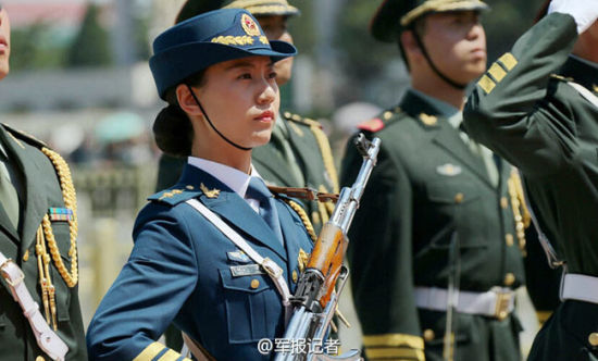 三軍儀仗隊(duì)程程，榮耀與擔(dān)當(dāng)?shù)南笳?，三軍儀仗隊(duì)程程，榮耀與擔(dān)當(dāng)?shù)牡浞? class=