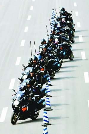 國賓護(hù)衛(wèi)隊(duì)護(hù)送外國領(lǐng)導(dǎo)視頻，禮儀之邦的莊重展現(xiàn)，國賓護(hù)衛(wèi)隊(duì)禮儀展現(xiàn)，外國領(lǐng)導(dǎo)護(hù)送莊重儀式視頻欣賞