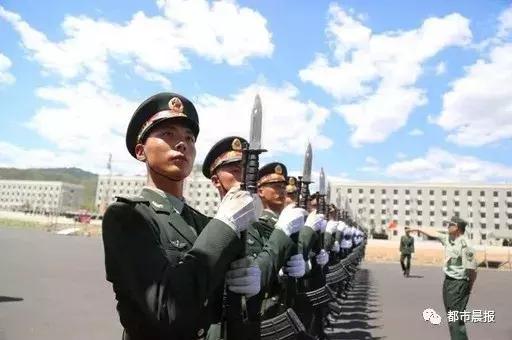 當(dāng)兵訓(xùn)練視頻播放，展現(xiàn)軍魂的震撼力量，軍魂震撼，當(dāng)兵訓(xùn)練實(shí)戰(zhàn)視頻播放