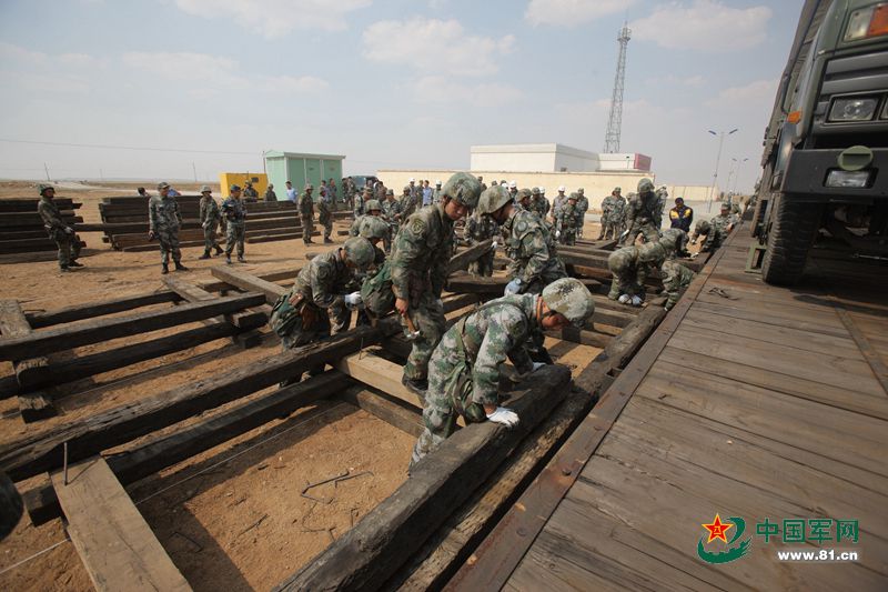 朱日和軍演中的炊事兵，傳遞熱餐的溫暖使者，朱日和軍演中的炊事兵，熱餐的溫暖傳遞者